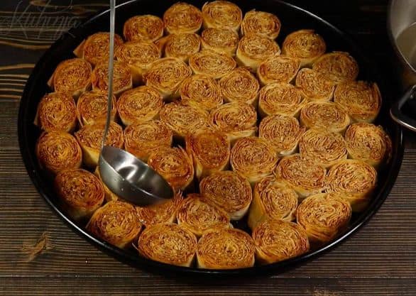 BOSANSKE RUŽICE S ORASIMA: Tradicionalni zaliveni kolač koji se lako pravi, a neodoljivo podseća na baklavu