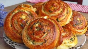 Tepsileri-Dolduran-Yumusacik-Peynirli-Borek-Tarifi-1024x576-1-800x445