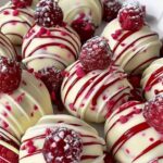 CHEESECAKE KUGLICE ✨ brze, kremaste i oblivene bijelom čokoladom i prelivom od malina — neodoljiva poslastica za svaki dan