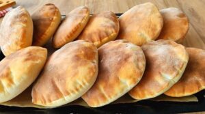 Firinda-10-Dakikada-Hazir-Pita-Ekmegi-Tarifi-1024x531-1-800x445